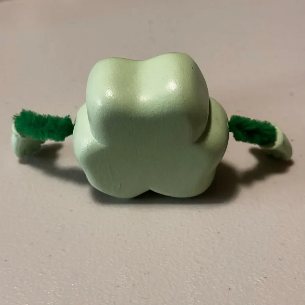 St Patrick's Day Shamrock Anthropomorphic Ceramic Pipe Cleaner Shelf Sitter VTG